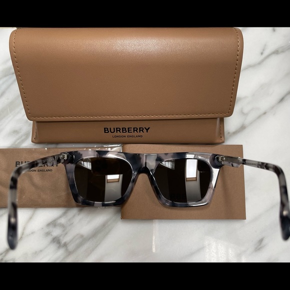 UNISEX BURBERRY SUNGLASSES WTH GREY HAVANA FRAMES AND BURBERRY LOGO ON THE ARMS - Picture 10 of 16